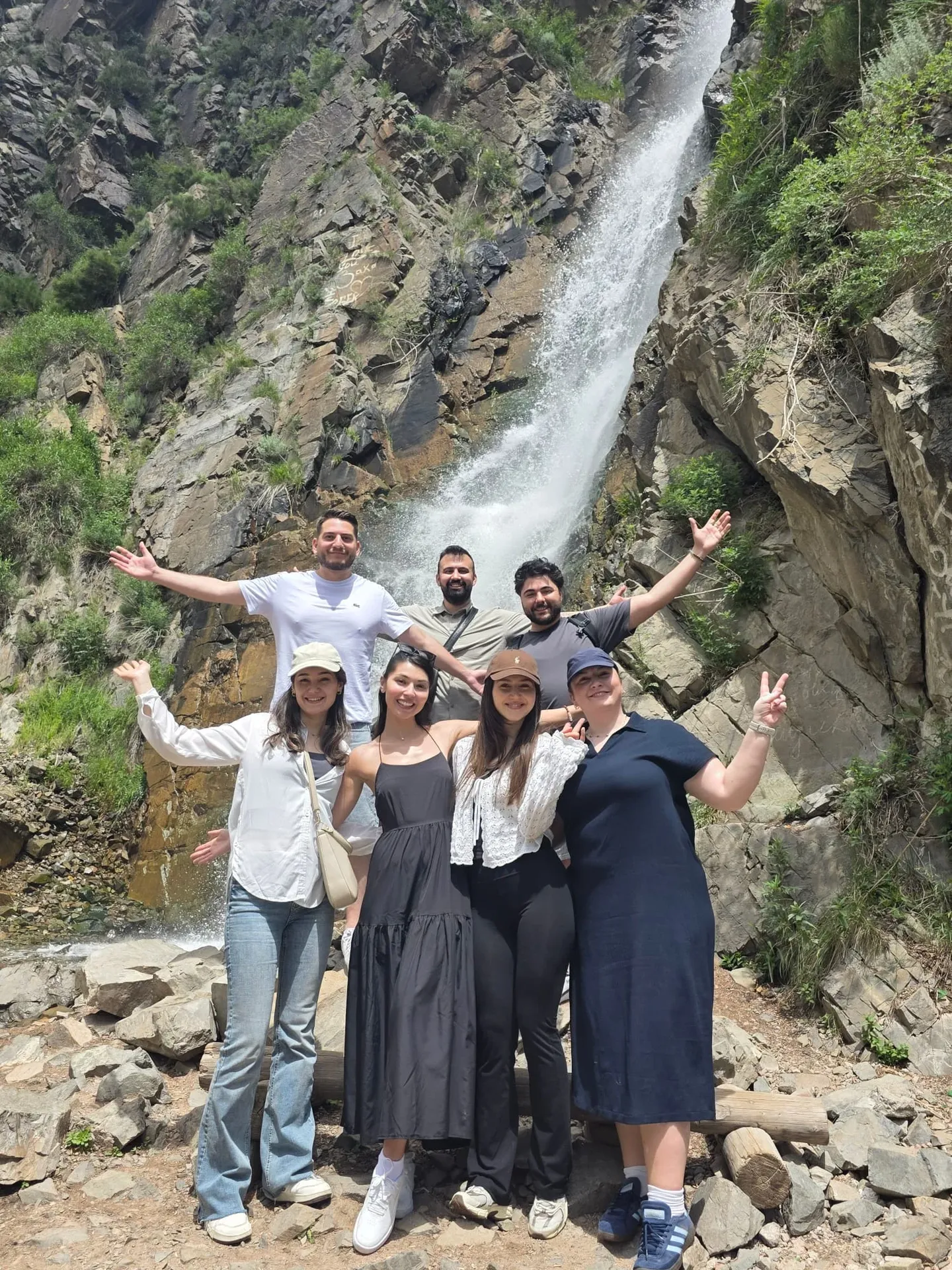 Gruppenfoto vor den Turgen Wasserfällen