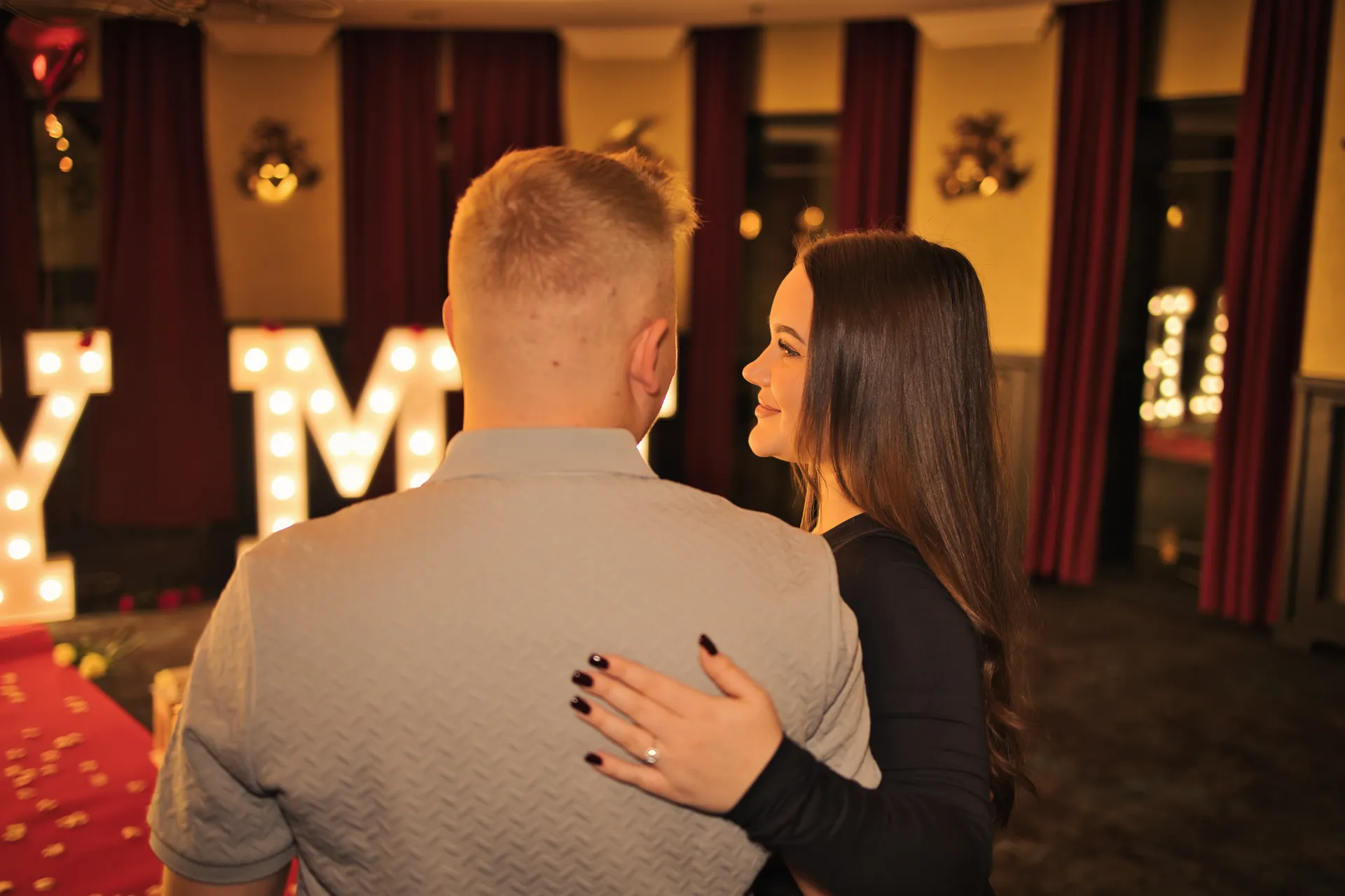 Romantischer Heiratsantrag mit MARRY ME Leuchtbuchstaben im Van der Valk TheaterHotel De Oranjerie