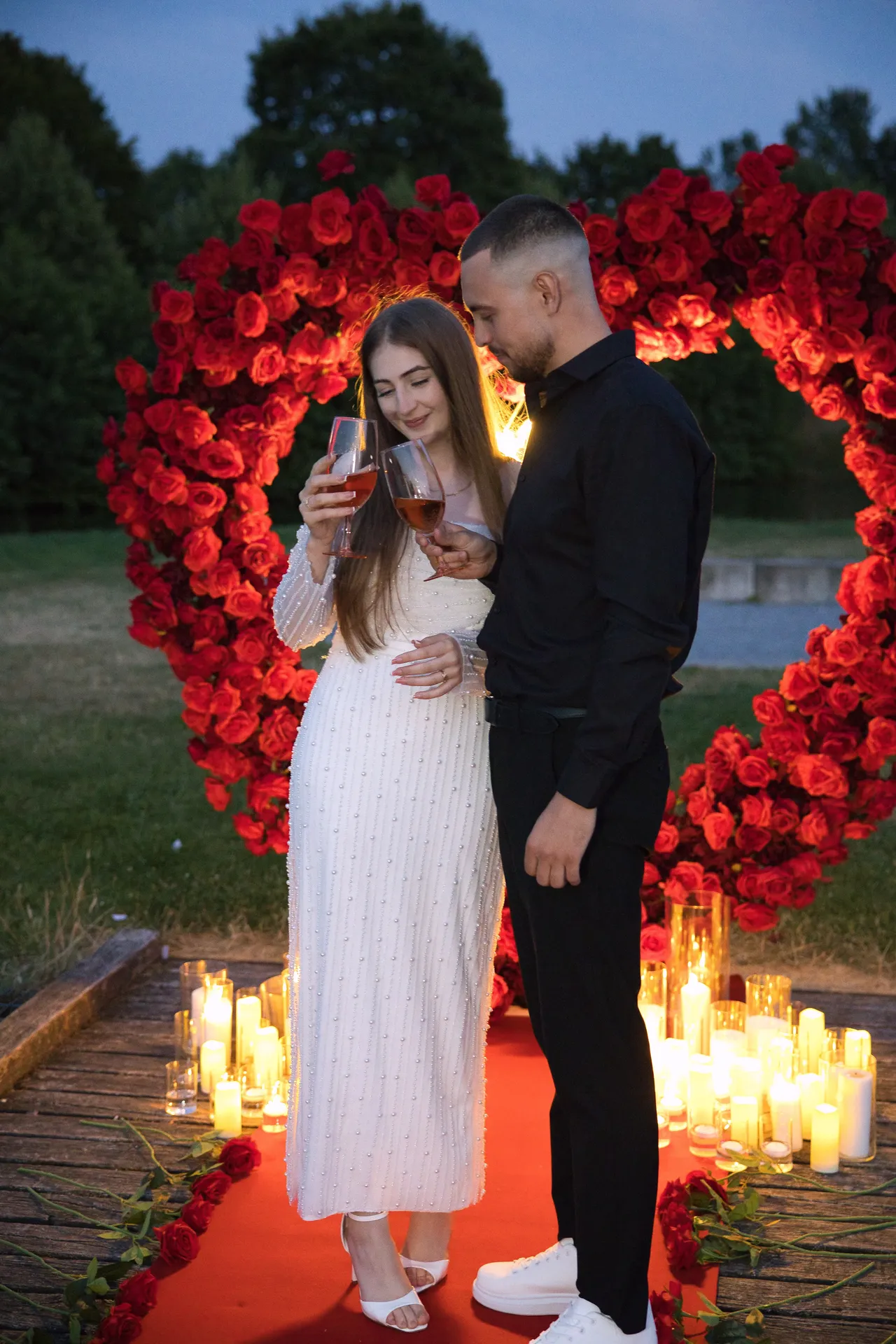 Emotionale Umarmung beim Heiratsantrag